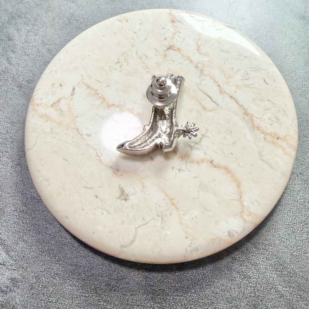 Vintage Avon Lapel Pin Western Cowboy Silver Tone Floral Pattern Boot Spur - Picture 3 of 5